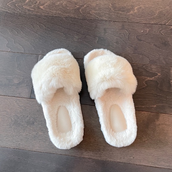 Faux fur slides (like new) - Picture 5 of 7